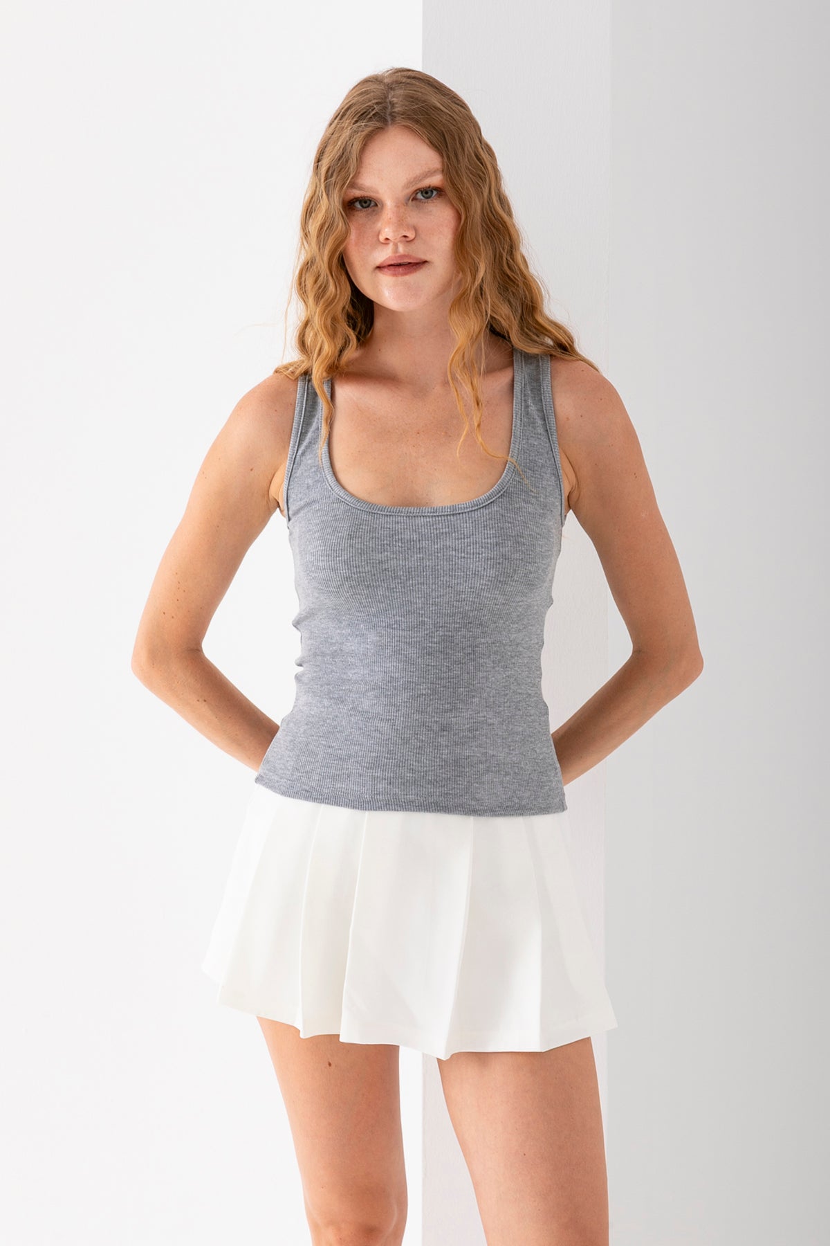 Kadın Beyaz Fitilli Kalın Askılı Havuz Yaka Basic Bluz